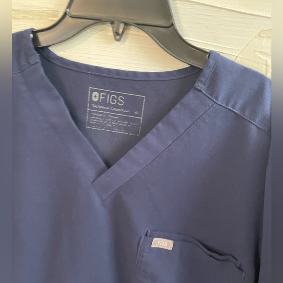 FIGS Leon Three-Pocket Scrub Top - Picture 5 of 6